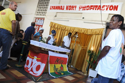 Des centaines de Guadeloupéens anonymes et des célébrités politiques ont défilé devant le cercueil du syndicaliste Jacques Bino, le 21 février 2009.(Photo : AFP)