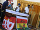 Des centaines de Guadeloupéens anonymes et des célébrités politiques ont défilé devant le cercueil du syndicaliste Jacques Bino, le 21 février 2009.(Photo : AFP)