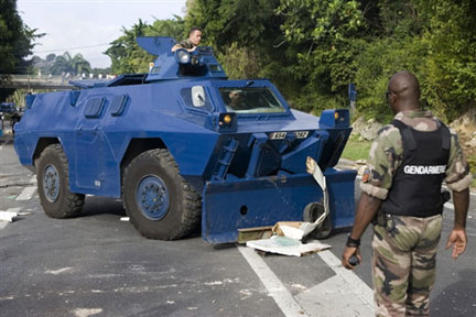 Un blindé léger de la gendarmerie dégage un barrage érigé par des manifestants, le 16 février 2009 à Gosier, en Guadeloupe.  (Photo : AFP)