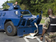 Un blindé léger de la gendarmerie dégage un barrage érigé par des manifestants, le 16 février 2009 à Gosier, en Guadeloupe.  (Photo : AFP)