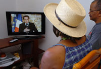 A Pointe-à-Pitre, cette famille guadeloupéenne suit l'intervention télévisée de Nicolas Sarkozy, le 19 février 2009.(Photo : Reuters)