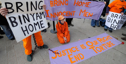 Devant l'ambassade américaine à Londres, le comité de soutien de Binyam Mohammed, le 17 février 2009.(Photo : Reuters)