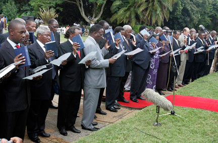 Les nouveaux ministres du gouvernement d'union ont prêté serment devant le chef de l'Etat lors d'une cérémonie officielle dans les jardins de la présidence, le 13 février 2009.