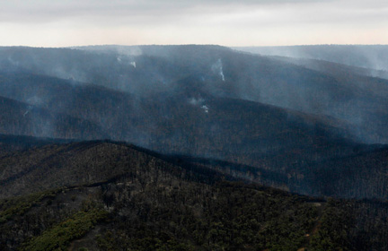 La fumée des incendies au-dessus des montagnes, près de la ville de Wandong, à environ 55 kms au nord de Melbourne, le 8 février 2009. (Photo : Reuters)