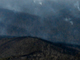 La fumée des incendies au-dessus des montagnes, près de la ville de Wandong, à environ 55 kms au nord de Melbourne, le 8 février 2009. (Photo : Reuters)