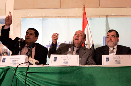 Des officiels de la commission électorale indépendante irakienne lors d'une conférence de presse à Bagdad, le 5 février 2009.(Photo : Reuters)