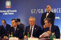 Le ministre italien des Finances Giulio Tremonti (c) lors d'une session de travail des ministres des Finances et des gouverneurs de Banques centrales du G7, le 14 février 2009 à Rome.(photo : AFP)