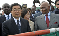 Le président chinois Hu Jintao (g) visite en compagnie de son homologue Abdoulaye Wade (d) le chantier du Grand Théâtre National de Dakar, financé par la Chine, le 14 février 2009.(Photo : AFP)