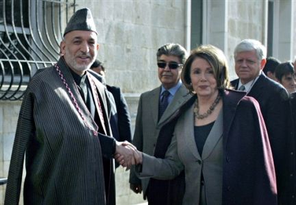 Le président Hamid Karzaï (g) avec l'Américaine Nancy Pelosi (d), présidente de la Chambre des représentants, le 21 février 2009.(Photo : AFP)