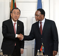 Le secrétaire général de l'ONU Ban Ki-moon (g) et le président sud-africain Kgalema Motlanthe à Pretoria, le 25 février 2009.(Photo : Reuters)