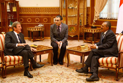 Bernard Kouchner (g) et Ali Abdallah Saleh (d) se sont rencontrés au palais présidentiel à Sanaa, le 21 février 2009.(Photo : Reuters)