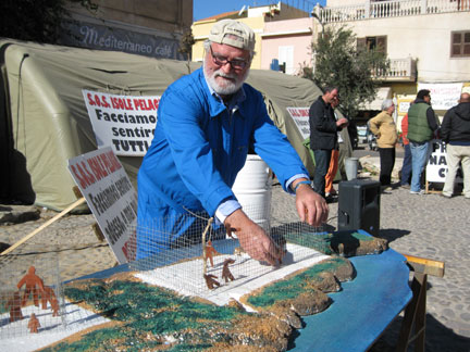 Pour l’artiste Pino, Lampedusa risque de devenir une prison à ciel ouvert.  ( Photo : Heike Schmidt /RFI)