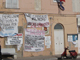 La mairie de Lampedusa : Sur la façade, les banderoles appellent à la révolte contre le nouveau Centre d’Identification et d’Expulsion.( Photo : Heike Schmidt /RFI)