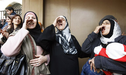 Les familles des trois suspects soupçonnés du meurtre de Rafic Hariri, célébrant leur libération le 25 février 2009, à Beyrouth.(Photo : AFP)