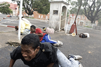Des manifestants tentent d’échapper aux tirs de la police, à Antananarivo, le 7&nbsp;février 2009.(Photo : AFP)