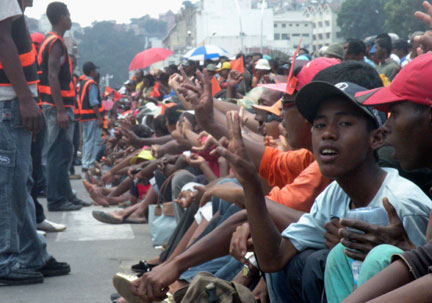 Les supporters d'Andry Rajoelina lors d'une manifestation à Antananarivo, lundi 2 février 2009.(Photo : Reuters)