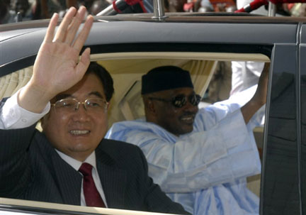 Le président chinois, Hu Jintao (g) lors de son arrivée à Bamako, le 12 février 2009, accompagné de son homolgue malien, Amadou Toumani Touré (d).(Photo: AFP)