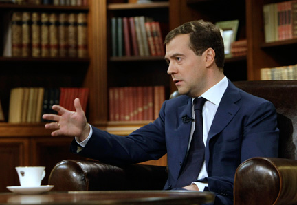 Le président russe Dmitri Medvedev, lors d'une interview accordée à la télévision russe à Moscou, le 12 février 2009. Dmitri Medvedev est intervenu ce dimanche dans un programme de télévision qui aura lieu au moins tous les mois pour expliquer les actions de l'Etat pour lutter contre la crise économique.(Photo : Reuters)