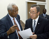Haïle Menkerios (à gauche), émissaire de l'ONU, a été envoyé à Madagascar par Ban Ki-moon (à droite), afin de rencontrer les deux protagonistes de la crise.(Photo : www.unmultimedia.org)