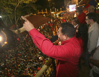 Le président vénézuélien Hugo Chavez sur le balcon du palais Miraflores à Caracas, le 16 février 2009.(Photo : Reuters)