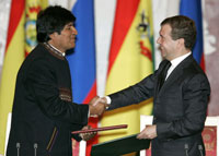 Le président bolivien Evo Morales (g) et son homologue russe Dmitri Medvedev après la signature d'un accord à Moscou, le 16 février 2009.(Photo : Reuters)