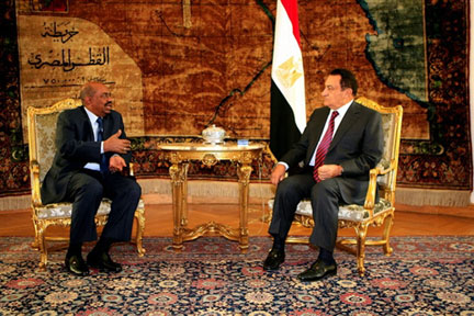 Le président soudanais Omar el-Béchir (g) et son homologue égyptien Hosni Moubarak (d) se sont rencontrés au Caire, le 22 février 2009.(Photo : AFP)
