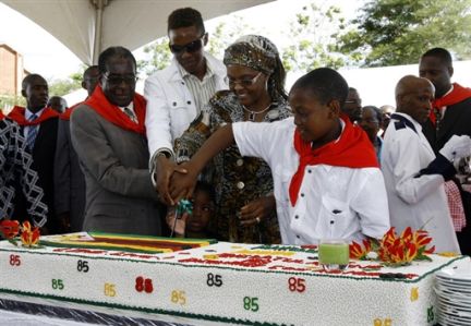 Le président Mugabe (g), lors de son 85ème anniversaire, le 28 février 2009.(Photo : AFP)