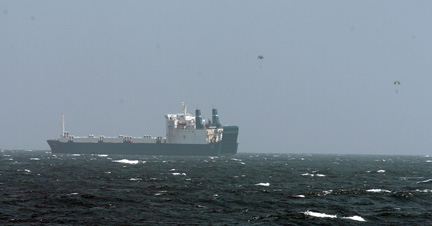 La rançon a été larguée au navire <em>Faina</em> au large des côtes somaliennes, près de Hobyo. (Photo : US Naval Forces)
