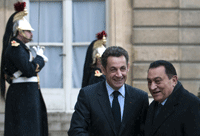 Le président égyptien Hosni Moubarak&nbsp;(d) accueilli par le président français Nicolas Sarkozy, au Palais de l’Elysée à Paris, le 9&nbsp;février 2009.(Photo : Reuters)