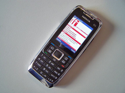 Le site mobile m.rfi.fr sur un téléphone Nokia E51DR