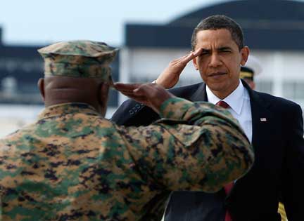 Le président américain fait le salut militaire avant de monter à bord d'Air Force One, à la base militaire des Marines de Cherry Point, en Caroline du Nord, le 27 février 2009. (Photo : Reuters)