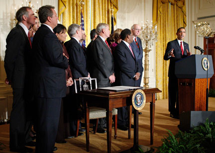 Barack Obama (d) s'adresse aux membres du conseil consultatif du plan de relance, après avoir signé un décret présidentiel établissant le plan de relance, à la Maison Blanche, à Washington, le 6 février 2009.(Photo : Reuters)