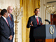 Barack Obama (d) s'adresse aux membres du conseil consultatif du plan de relance, après avoir signé un décret présidentiel établissant le plan de relance, à la Maison Blanche, à Washington, le 6 février 2009.(Photo : Reuters)