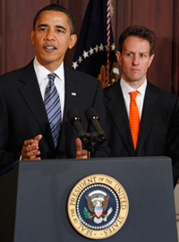 Le président américain Barack Obama présente le premier projet de budget. Derrière lui, Thimothy Geithner, le secrétaire au Trésor, à Washington, le 26 février 2009.(Photo : Reuters)