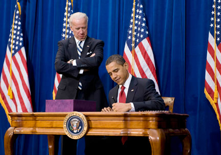 Le président Barack Obama signe le plan de relance américain à côté du vice-président Joe Biden, au muséum de la nature et de la science de Denver, le 17 février 2009.(Photo : Reuters)