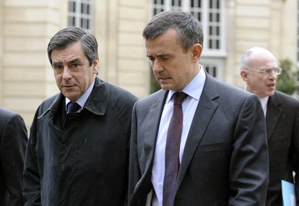 Le Premier ministre français, François Fillon (g) et le secrétaire d'Etat chargé de l'Outre-mer, Yves Jégo (d) arrivant à Matignon le 10 février 2009, après l'annonce de la nomination de deux médiateurs chargés d'aider Yves Jégo.(Photo : Reuters)