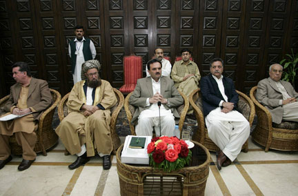 Des officiels du gouvernement pakistanais et des chefs politiques et religieux, lors d'une rencontre avec des membres de la délégation du leader islamiste Sufi Mohammed, de la vallée de Swat, à Peshawar, le 16 février 2009.(Photo : Reuters)