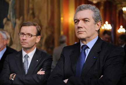 Christian Streiff, PDG de PSA Peugeot-Citroën (d), et  Patrick Pelata, directeur général délégué de Renault (g) lors de leur rencontre avec Nicolas Sarkozy à l'Elysée, le 9 février 2009.(Photo : AFP)