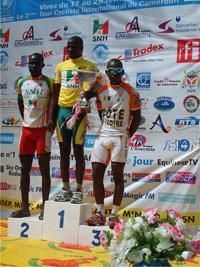 De g à d : Joseph Sanda, Gueswende Sawadogo et Bassirou Konté sur le podium à Maroua.

® Philippe Zickgraf / RFI