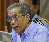 Kaing Guek Eav, alias « Duch », jugé pour crimes contre l'humanité, lors de son procès le 17 février 2009, à Phnom Penh.(Photo : Reuters)