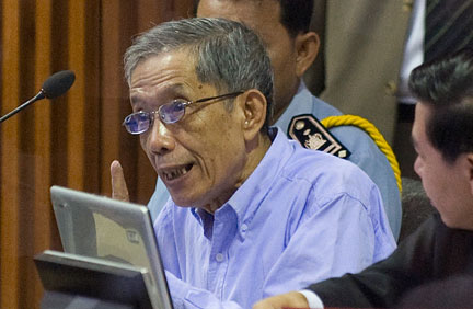 Kaing Guek Eav, alias « Duch », jugé pour crimes contre l'humanité, lors de son procès le 17 février 2009, à Phnom Penh.(Photo : Reuters)
