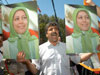 Un sympathisant des Moudjahidine du peuple iranien, à Auvers sur Oise. Sur les pancartes, la chef de l'organisation, Maryam Radjavi.( Photo : AFP )