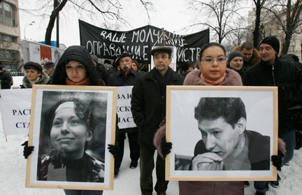 Les portraits de l'avocat spécialiste des droits de l'homme, Stanislav Markelov et de la journaliste Anastasia Baburova, assassinés le 19 janvier à Moscou, sont portés par des partisans de l'opposition lors d'un rassemblement dans la capitale, le 15 février 2009.(Photo : Reuters)