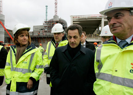 Le président français Nicolas Sarkozy (c) et des responsables de la première centrale nucléaire française de nouvelle génération EPR à Flamanville, lors de sa visite le 6 février 2009. (Photo : Reuters)