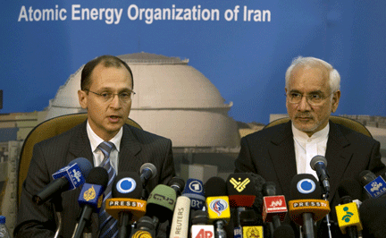 Sergueï Kirienko&nbsp;(g), chef de l'Agence fédérale russe de l'énergie atomique de la Russie et son homologue iranien Gholam Reza Aghazadeh lors d’une conférence de presse à la centrale nucléaire de Bouchehr en Iran, le 25&nbsp;février 2009.(Photo : Reuters)