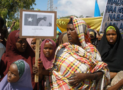 A Mogadiscio,&nbsp;des milliers d'habitants ont défilé en chantant et en brandissant&nbsp;le portrait du nouveau président.(Photo : Reuters)