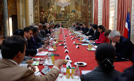 Le président Nicolas Sarkozy reçoit des élus d'Outre-mer à l'Elysée, ce 19 février 2009.(Photo : Reuters)