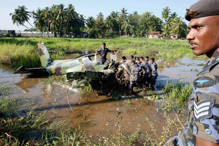 Les militaires sri-lankais examinent un des deux avions de la rébellion tamoule qui se sont écrasés à Colombo.(Photo : Reuters)