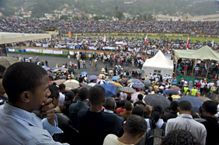Des partisans du président Marc Ravalomana sont rassemblés dans le stade d'Antanarivo, le 11 février 2009.( Photo : AFP )