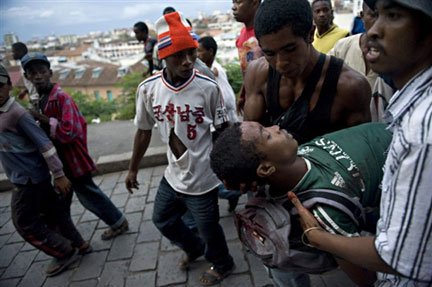 Un homme blessé à Antananarivo, le 7 février 2009. (Photo : AFP)